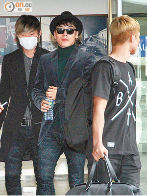 Big Bang成員Dae Sung（左）與Seung Ri在昨日中午抵港。
