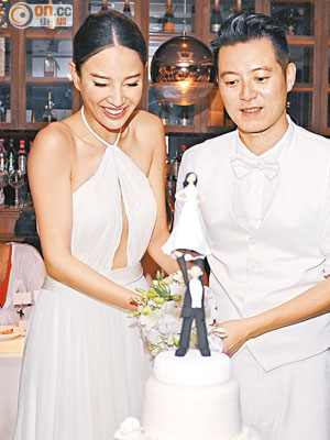 性感新娘子鄭希怡與Andy齊齊切結婚蛋糕。