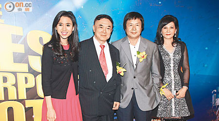 蔡志明伉儷到賀羅旭瑞（左二）及羅寶文（左一）父女的酒店得獎。 