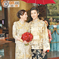 昨午加讚以中式禮服「一身金」接新娘。