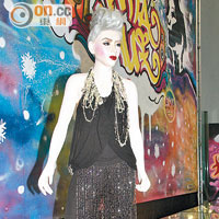 這是02年梅姐在極夢幻演唱會唱《曼珠沙華》的服裝。