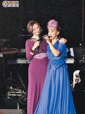 王馨平（左）以紫色長裙現身撐黎瑞恩。