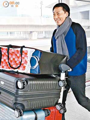 林峯由大阪返港推着兩人行李，嘴角含春，表現風騷。