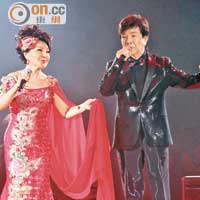 老牌歌手楊燕（左）與謝雷於演唱會中，大唱金曲。