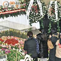國家主席習近平致送的花牌放在女姐靈柩旁邊。