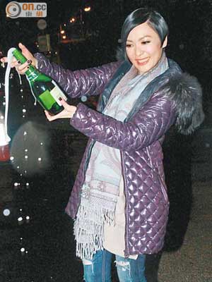 田蕊妮昨凌晨在電視城門外開香檳慶祝自己奪視后。