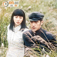 金城武與長澤正美穿單薄校服，冒寒於草叢中拍攝。