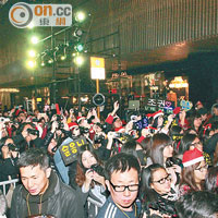 2AM的粉絲在廣東道跟偶像共迎聖誕。