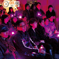 200名歌迷率先舉行紀念晚會，手持紫色電蠟燭悼念偶像。