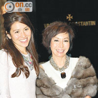 名媛李桂蘭與女兒盛裝打扮出席倒數活動。
