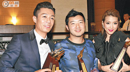 周柏豪（左起）與填詞人陳詠謙、連詩雅晒「勝利獎座」。