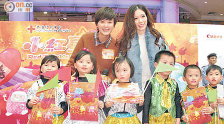 唐寧（後排左）與黃芷晴昨日與一班小朋友出席活動。