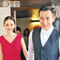 昨日舉行婚禮前，楊冪以一襲紅裙與劉愷威手拖手拍照。