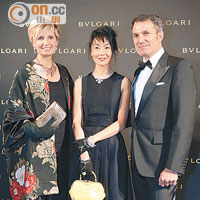曼玉獲BVLGARI全球品牌及傳媒總經理Sabina Belli（左）及大中華區董事總經理Lelio Gavazza親自迎接。