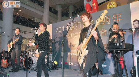 主音青峰（中）率樂團隨歌迷點唱獻sing。