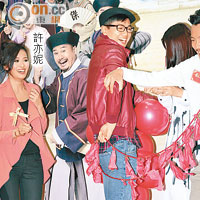 鄭俊弘慘被其他演員在他身上爆氣球。