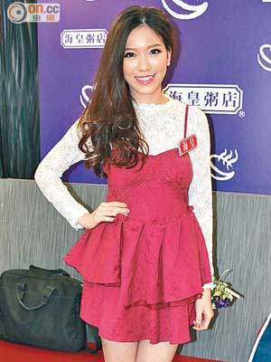 黃芷晴穿紅色短裙現身活動。
