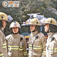 任達華（右二）、謝霆鋒（左二）等演消防員，入型入格。
