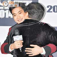 成龍在韓國出席新片《警察故事2013》首映禮，當見到Super Junior成員崔始源專程撐場，他更擁抱兼錫了對方一啖。