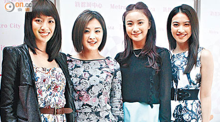 蔡思貝（左起）、張名雅、歐陽巧瑩及朱千雪齊齊參加攝影比賽。