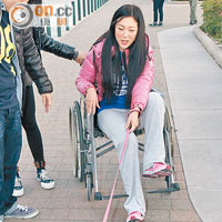 傅明憲獲大會安排輪椅，但都被愛犬扯跌。