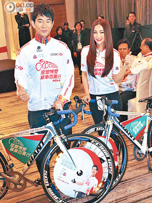 Kay與任賢齊化身單車選手出席記招。