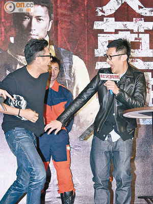 《救火英雄》導演郭子健（左）曾吊着鹽水回片場開工，令余文樂很驚訝。