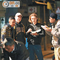 導演李保樟（左起）有訓示，秋生和又南邊開餐邊留心聽講。