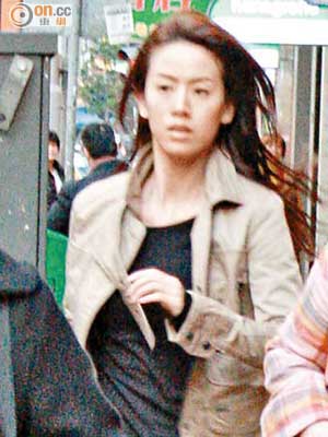 一臉倦容的梁靖琪昨日在旺角街頭拍攝追逐戲。