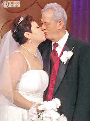 肥媽與老公Rick在美國「再婚」，二人在婚禮上咀不停。