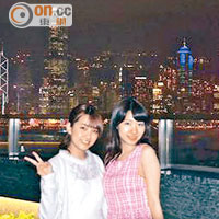 柏木（右）和玲奈行程雖緊密仍不忘去欣賞香港夜景。