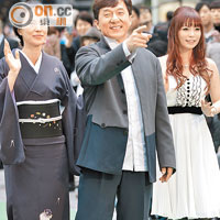 成龍早前到日本出席活動時大受影迷歡迎，包括身旁的中川翔子（右）。