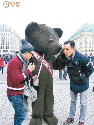 家輝、吳彥祖與「招牌熊」合照，更大玩棟篤笑。