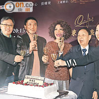 完成尾場演出，蔡琴與演唱會出品人張耀榮（右二）慶功。