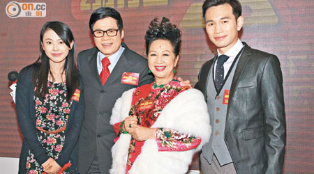 薛家燕（右二）率領《新》劇演員出席大結局飯局。