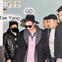 GD、Tae Yang步出機場時獲粉絲熱烈歡迎。