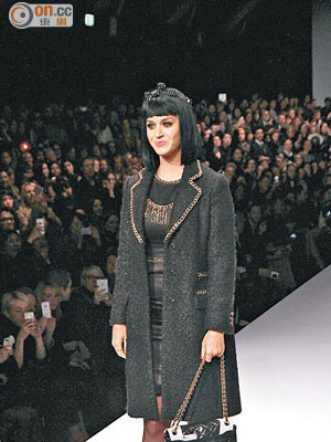 遲足一個鐘的Katy Perry現身米蘭時裝周，來到後知衰耍冧。