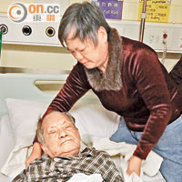 黃父行動不便，劉煥珍親力親為照顧。