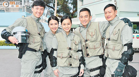 王浩信（左起）、朱千雪、黃心穎、吳啟華及黃德斌一身防暴裝備拍劇。