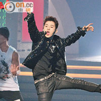 韓國組合Super Junior-M的Henry大顯舞技。