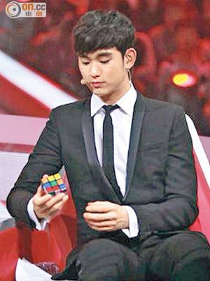 金秀賢在節目中玩扭計骰，並以韓文寫下：「中國觀眾們多謝你哋咁喜歡我。」