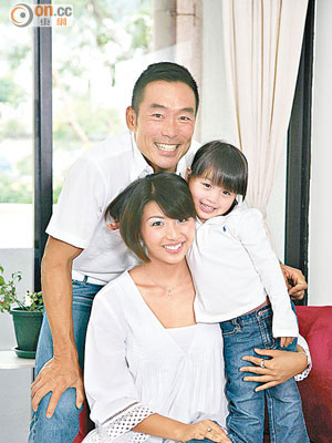 鄭浩南與太太定居馬來西亞，一家三口樂也融融。