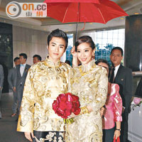 汪圓圓與蔡加讚結婚時穿上由Cecilia設計的金色裙褂。