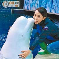 陳煒開心跟白鯨合照。