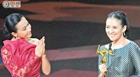章子怡憑《一代宗師》8度封后，劉嘉玲負責頒獎。
