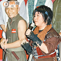 袁偉豪（左）和楊詩敏着角色戲服會見傳媒。