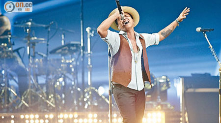 以招牌look牛仔帽現身的Bruno在首場騷high爆，更表示想「娶」香港。