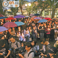 200「哥迷」於酒店對面的廣場進行燭光悼念活動，場面感人。