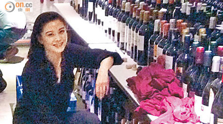 廖碧兒參與「香港國際美酒大賽」，表示十分享受品嘗各地美酒。