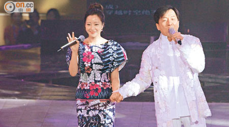 成龍拖着韓國女星金喜善出場高歌，之後二人更抱抱錫面。